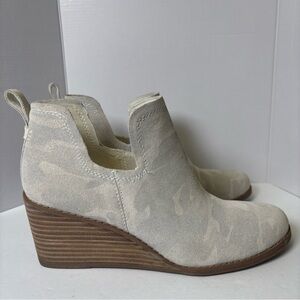 Toms Cream Camo Wedge Booties. Women’s Size 8.5. GUC. Adorable.